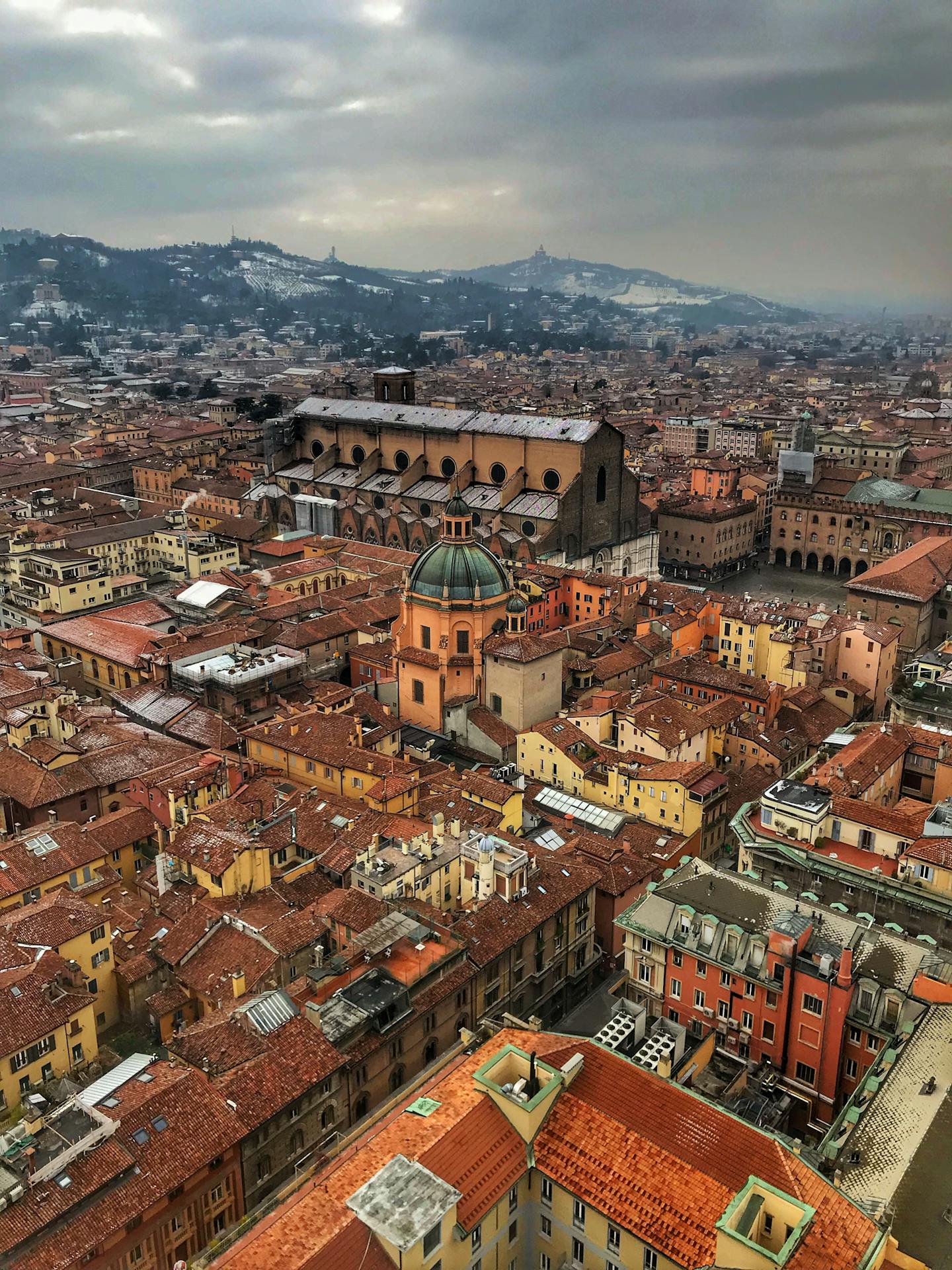 Vista aérea de Bologna, com telhados de terracota e arquitetura tradicional