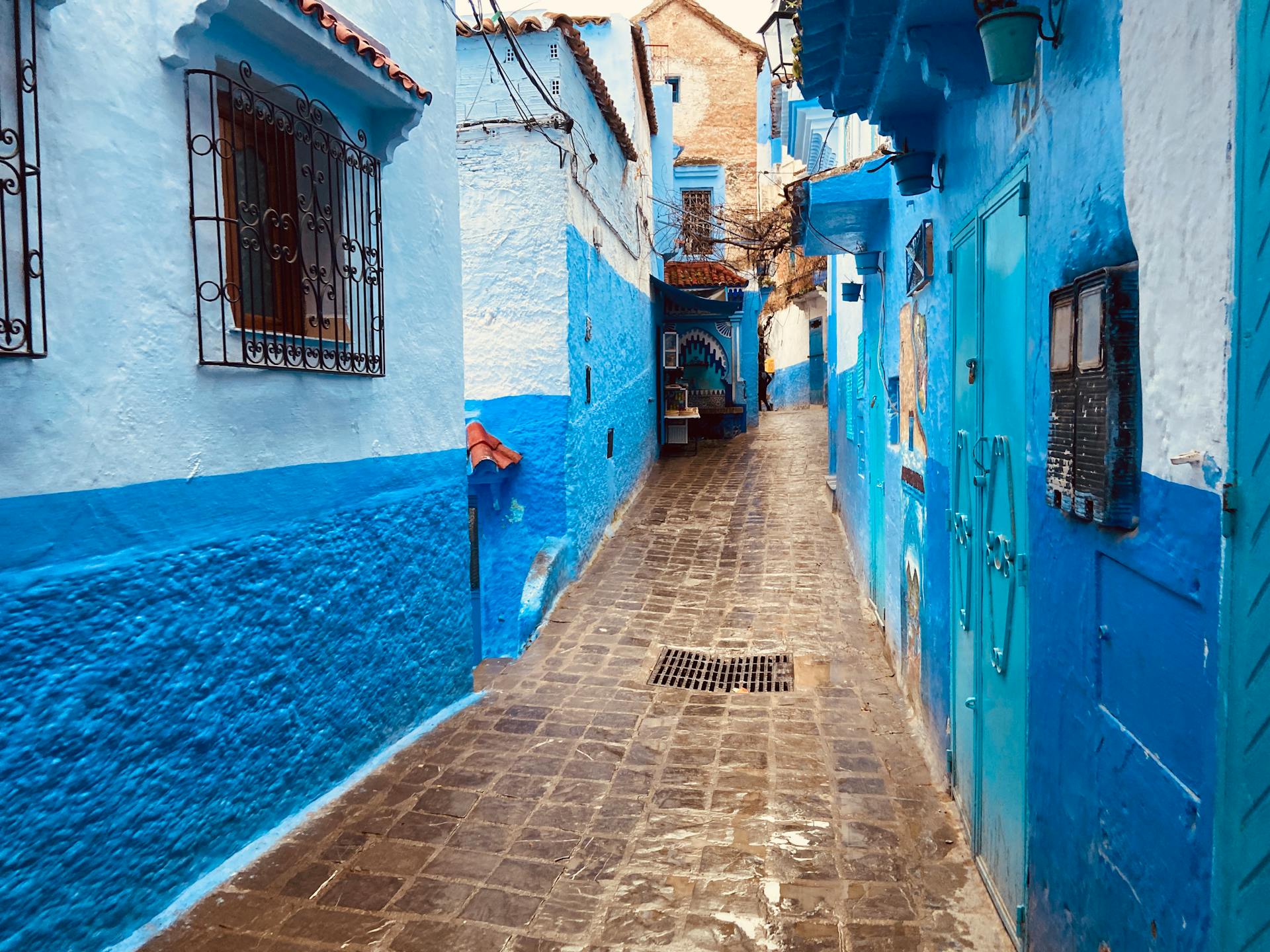 Viela em Chefchaouen, Marrocos, com arquitetura tradicional e casas azuis