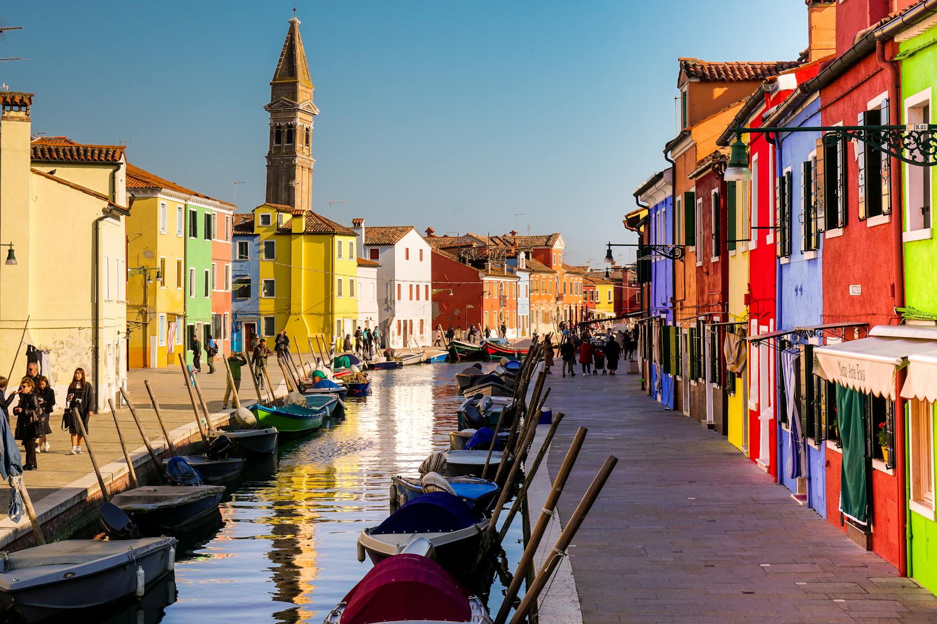 Canal em Burano, Itália, com casas coloridas e barcos tradicionais