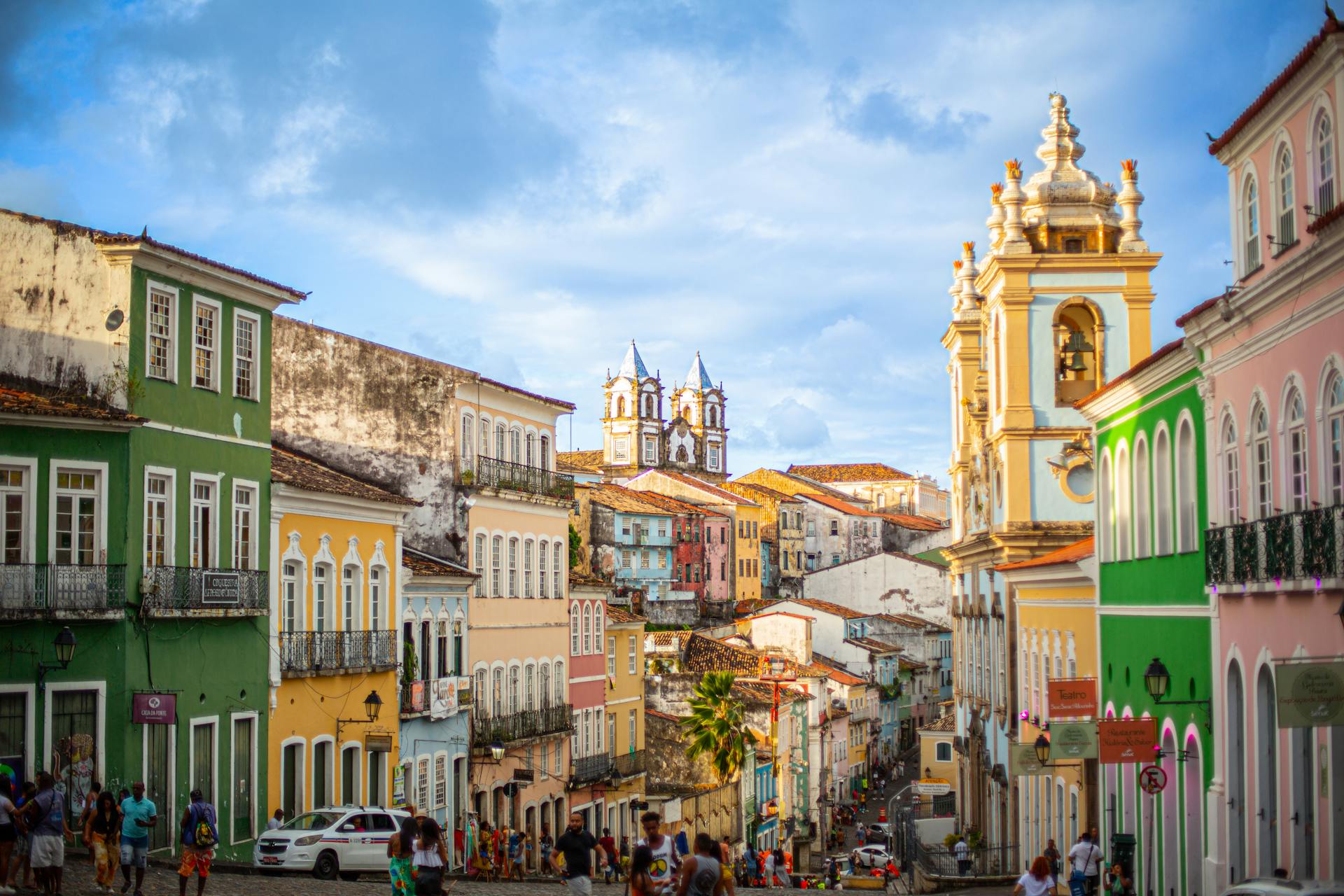 Pelourinho em Salvador, Bahia, com casas coloridas e arquitetura colonial brasileira