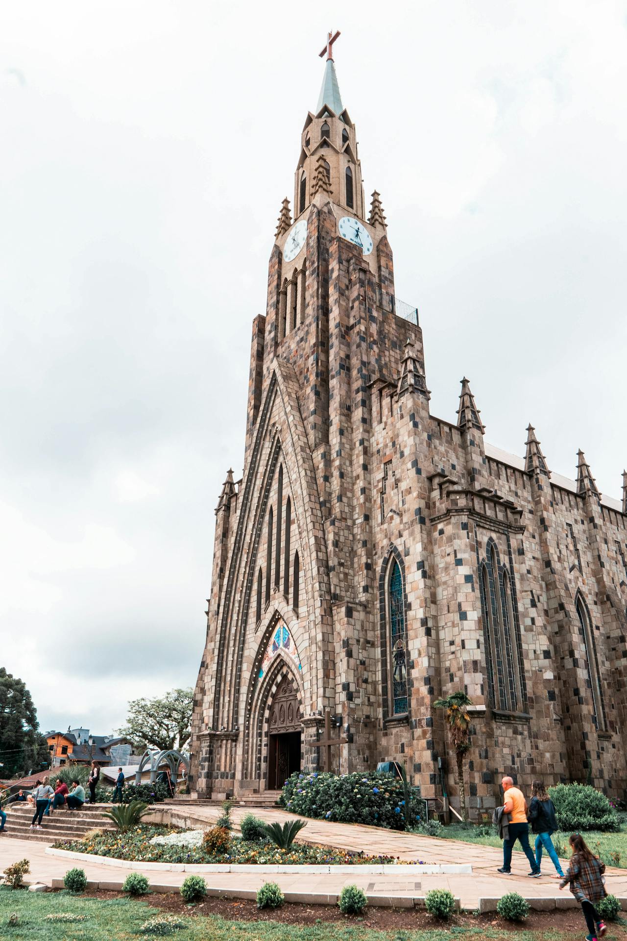 Catedral em estilo gótico, com torre alta e fachada de pedra, em Canela, Rio Grande do Sul