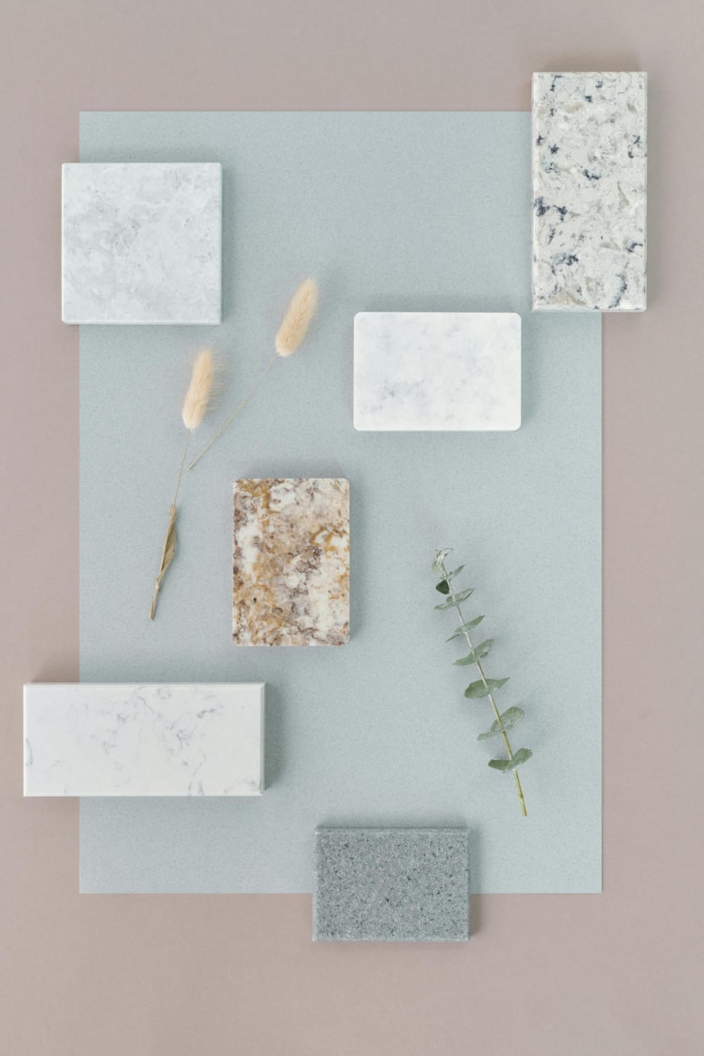 Moodboard em tons de verde com diversas amostras de pedras naturais