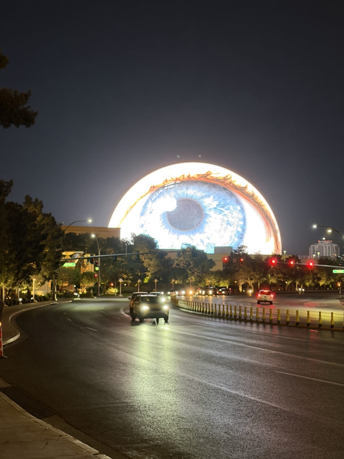 Vista noturna da Sphere, em Las Vegas, com painel de LED em forma de olho gigante