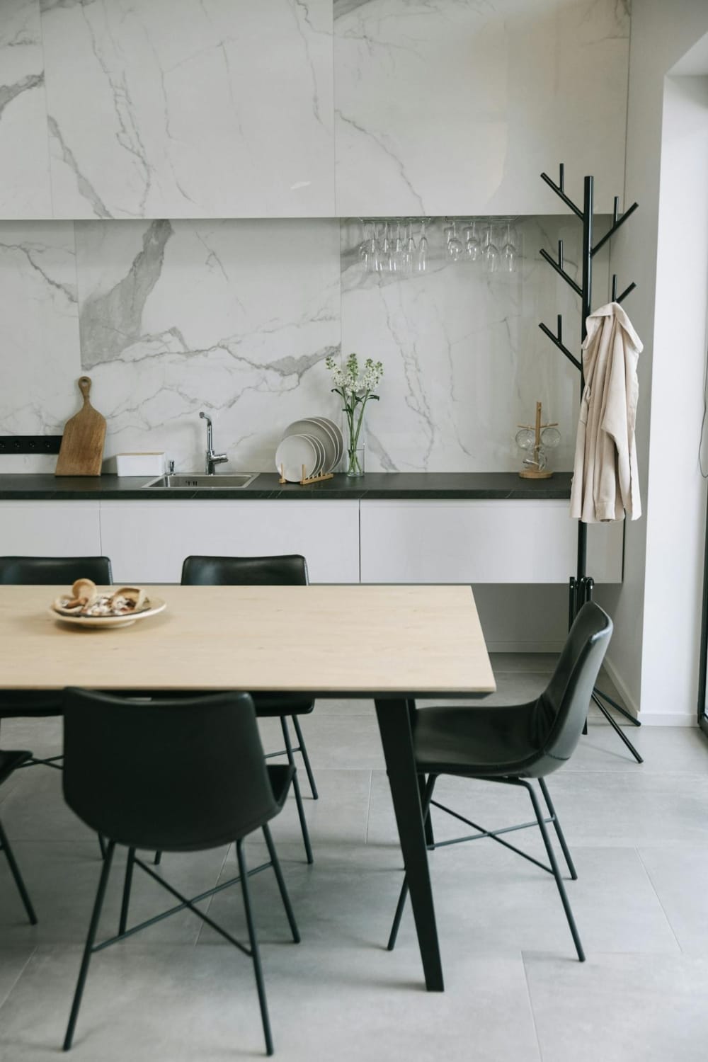 Cozinha moderna com mármore branco com veios cinzas no backsplash
