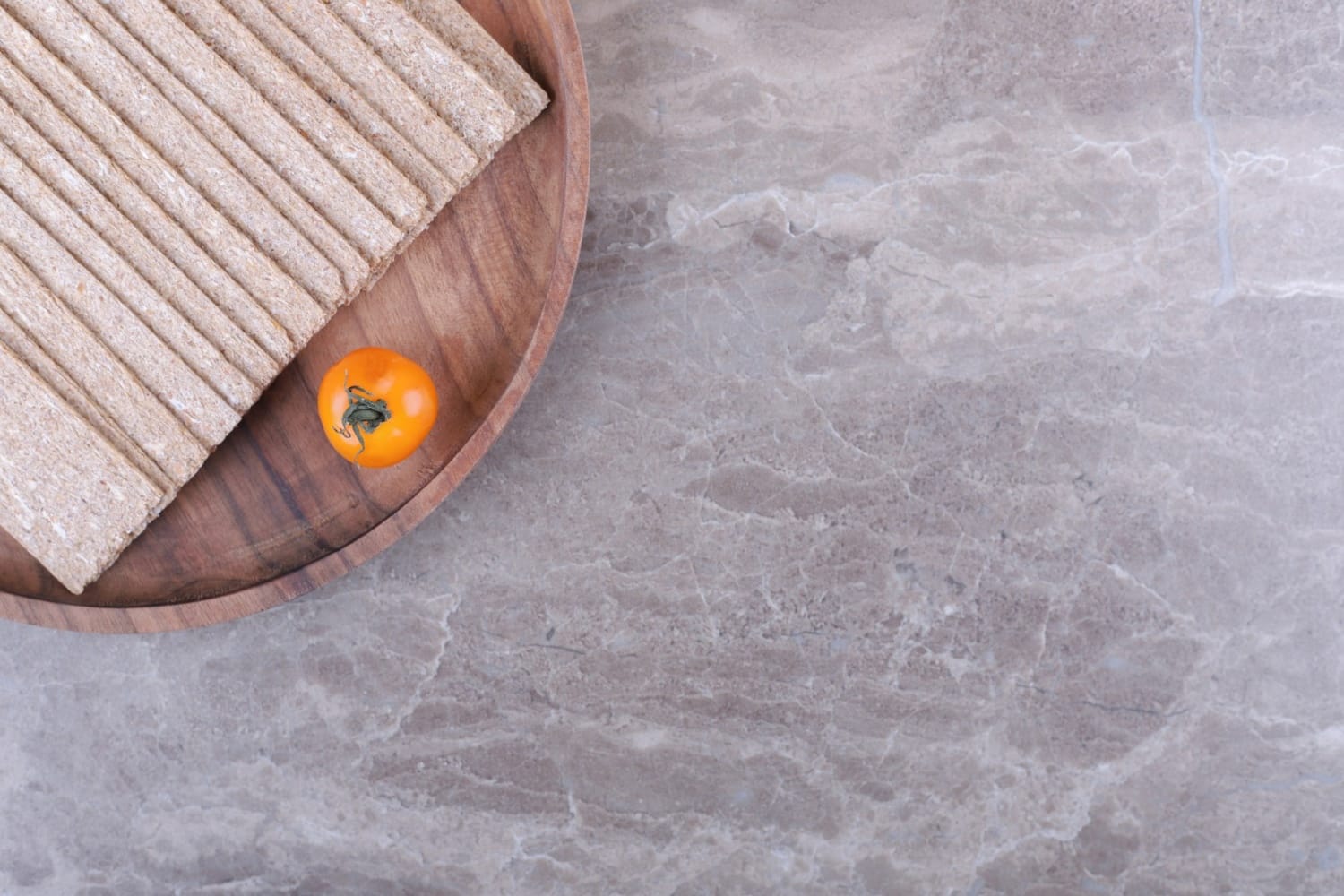Detalhe de porcelanato que reproduz mármore, com acabamento acetinado em tom cinza