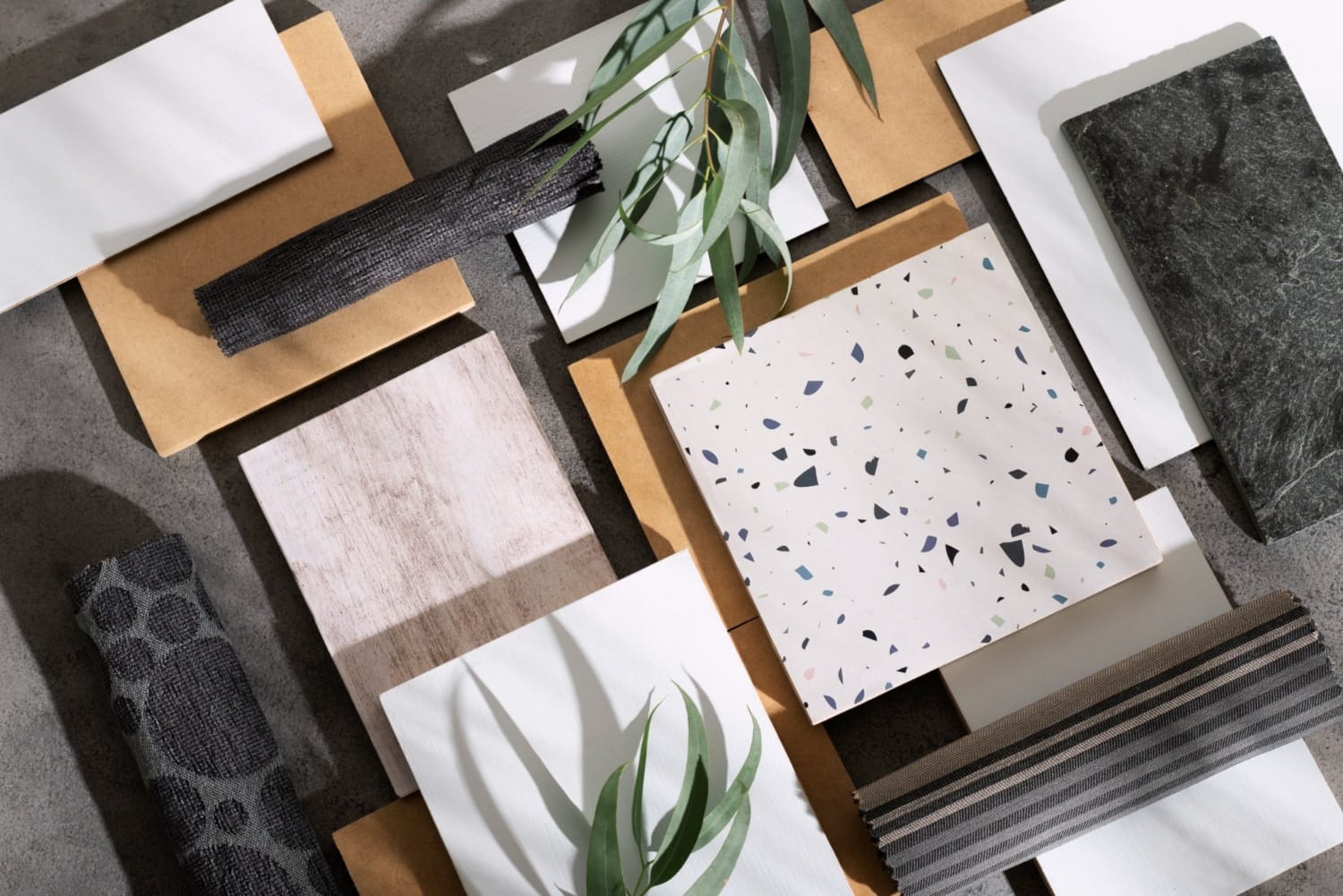 Amostras de porcelanato com diferentes formatos, cores, estampas, texturas e acabamentos