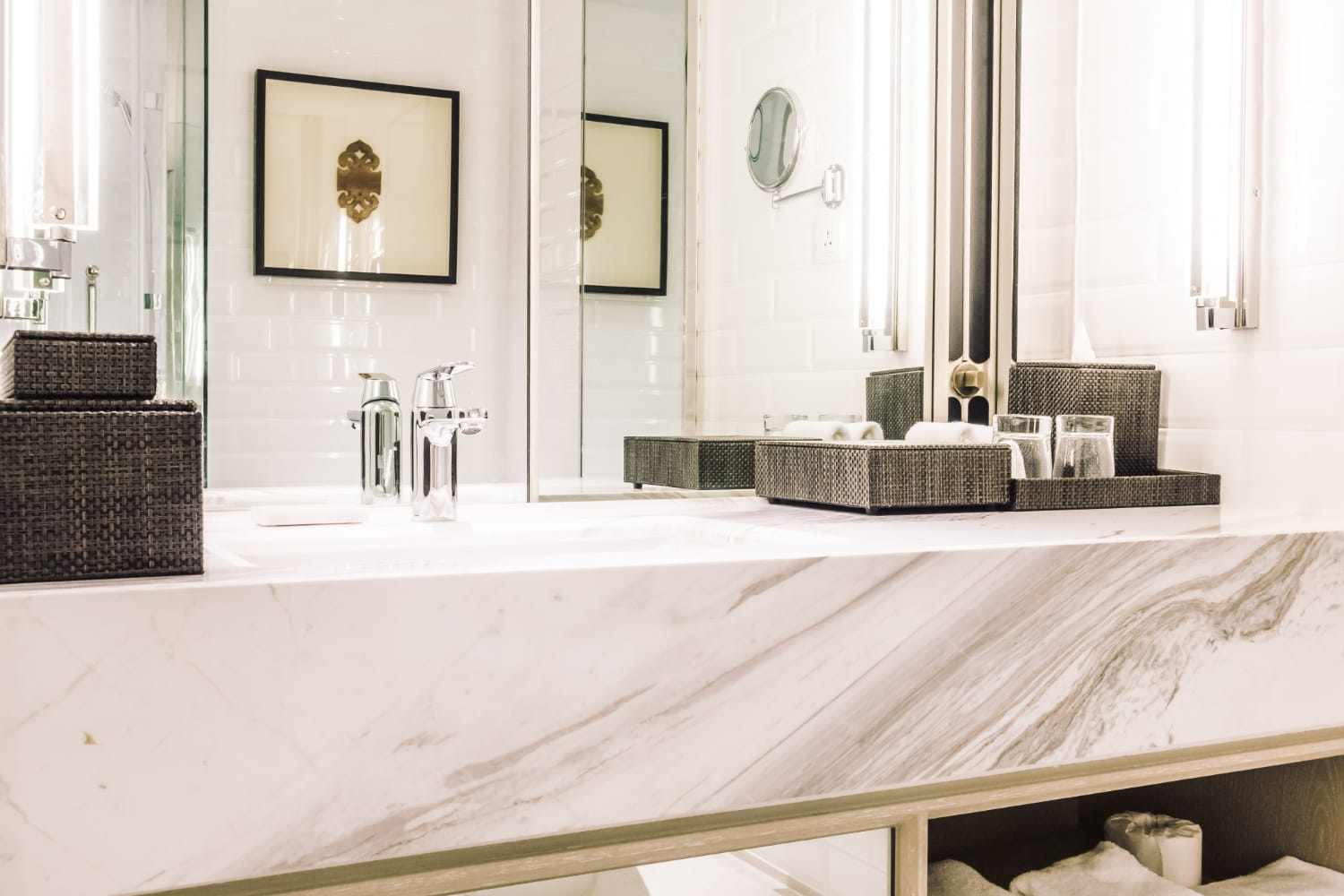 Banheiro com bancada em porcelanato que reproduz mármore e acabamento elegante