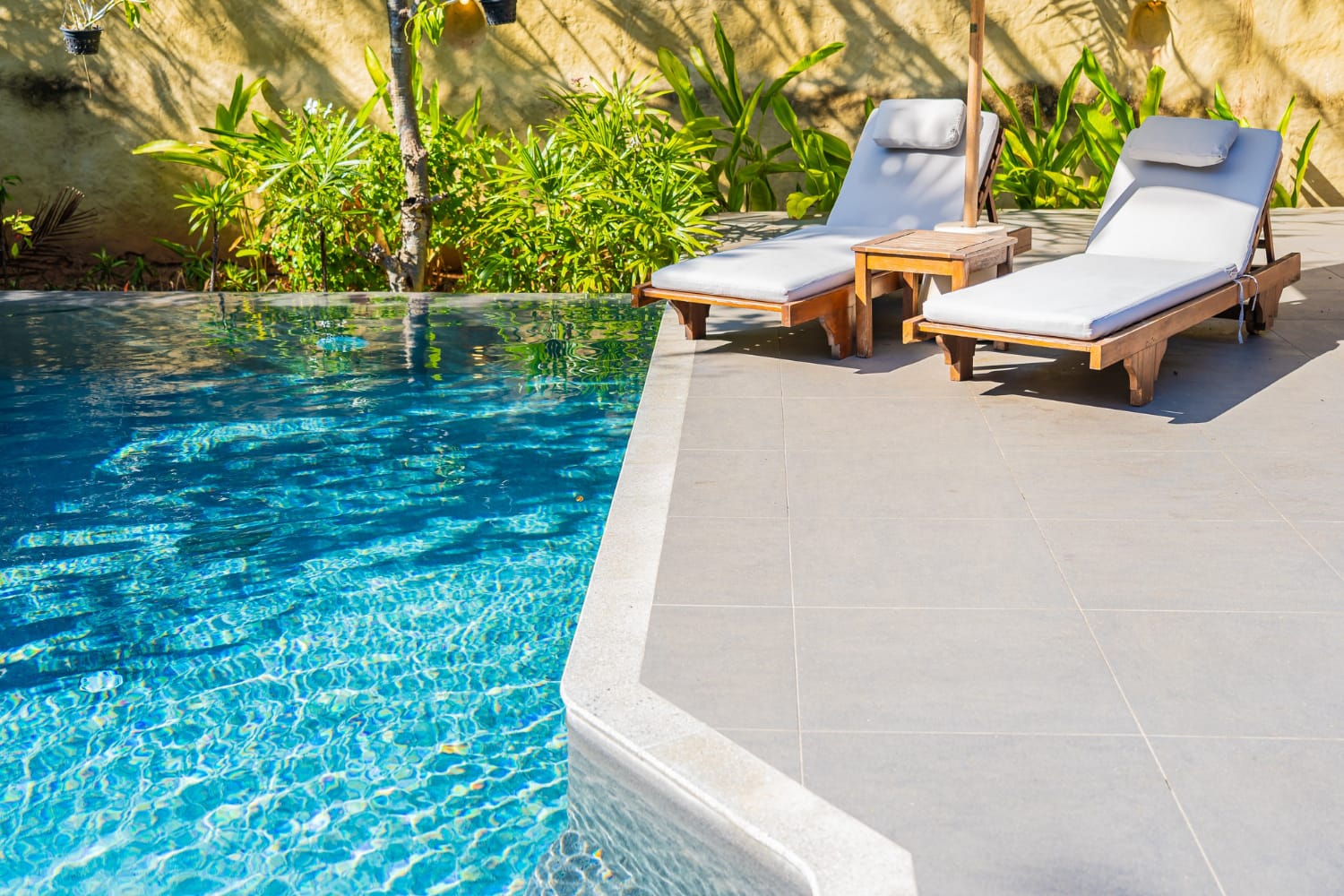 Área externa com porcelanato ao redor da piscina