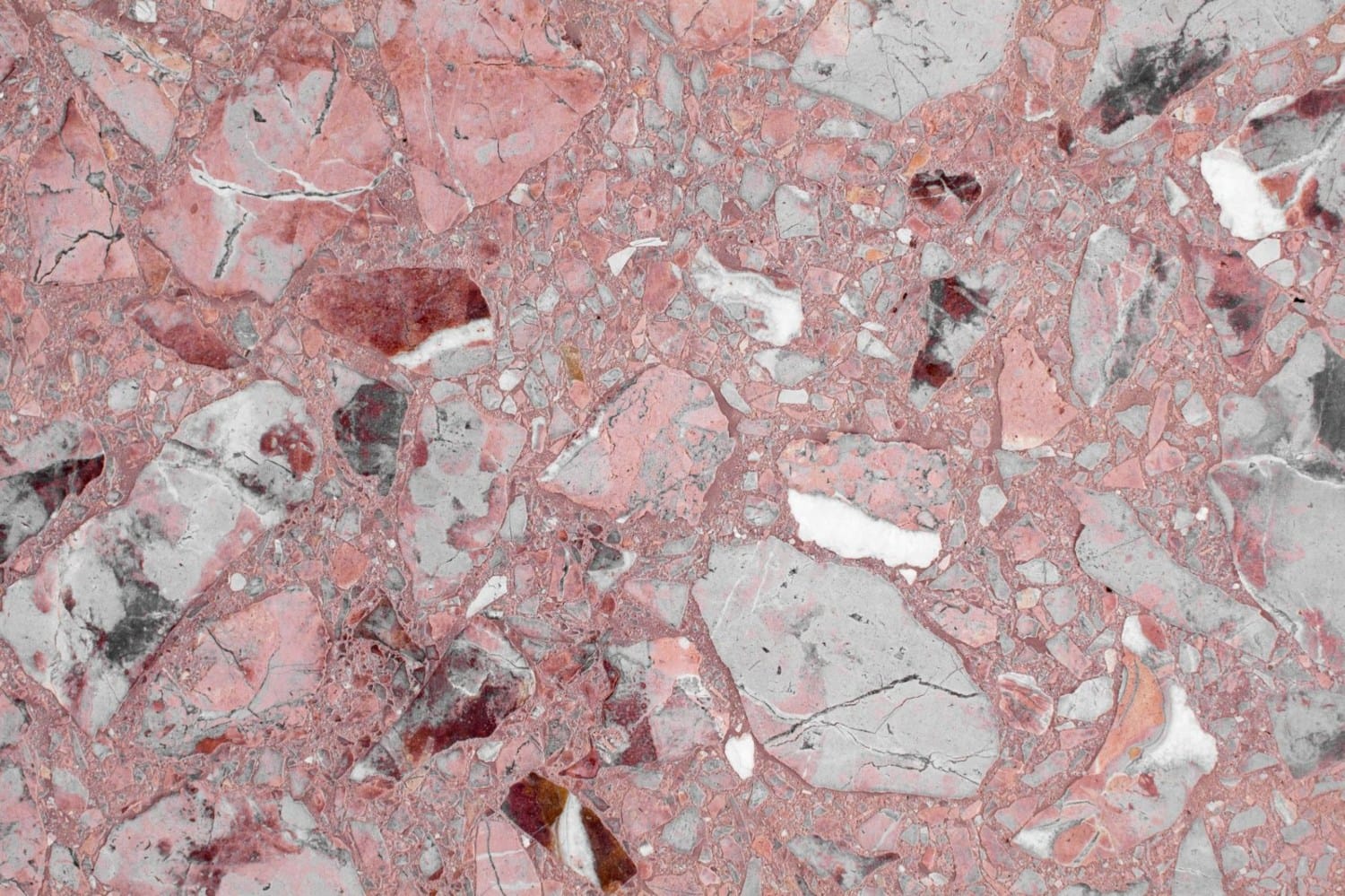 “Superfície de quartzo rosa com fragmentos irregulares e efeito terrazzo
