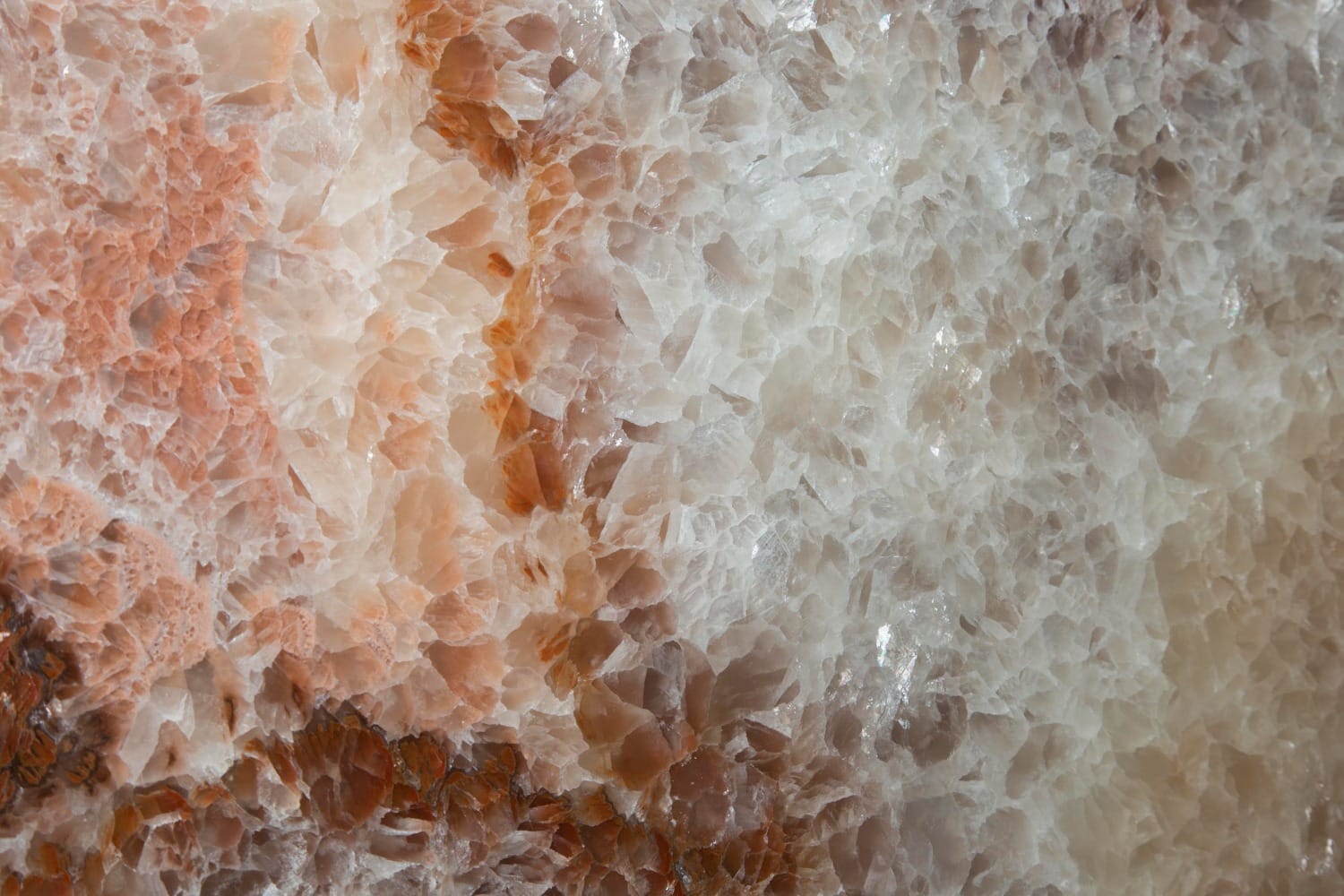 Cristal de quartzo com textura translúcida e tons suaves de branco e laranja