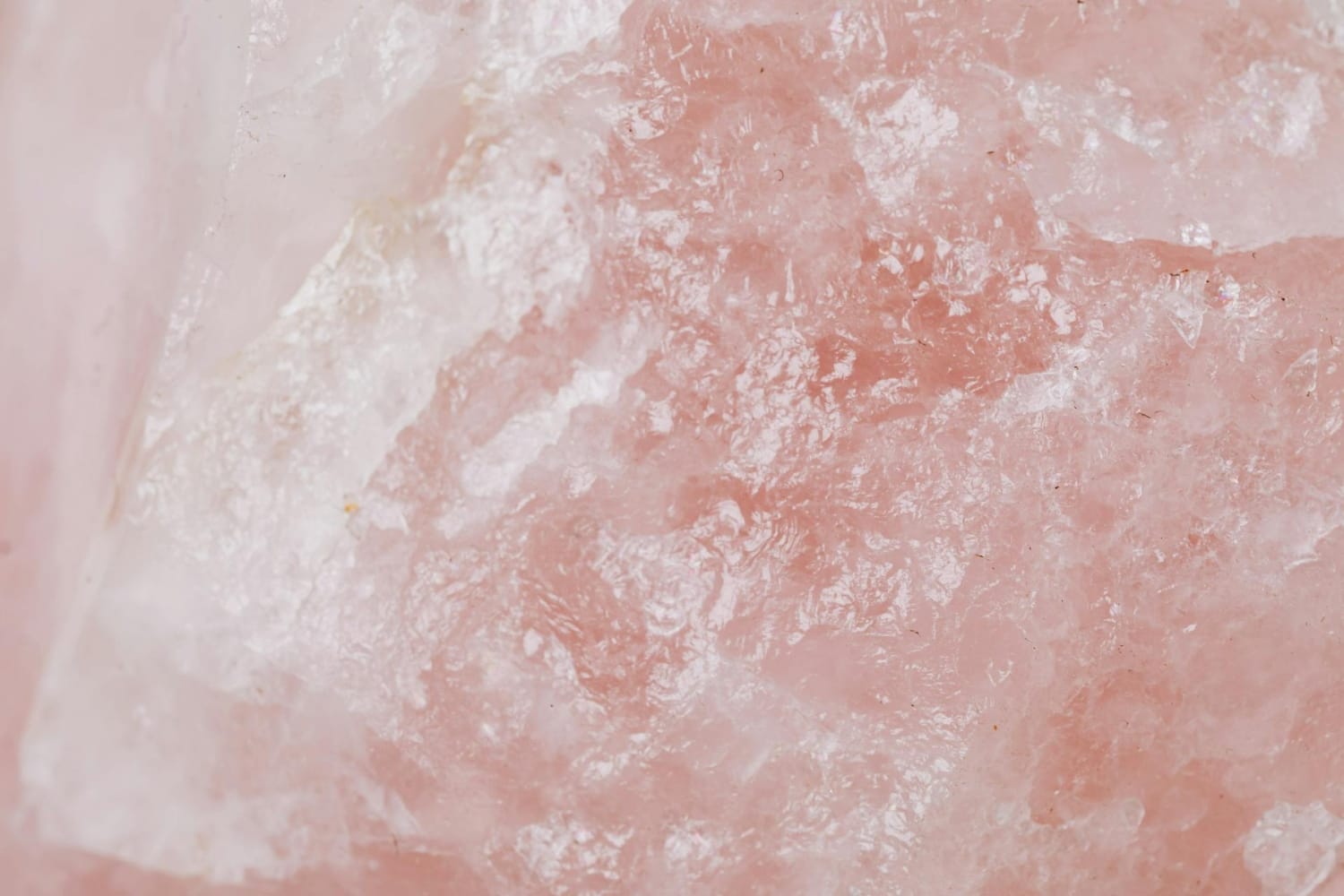 Quartzo rosa com textura translúcida e tonalidade suave em close