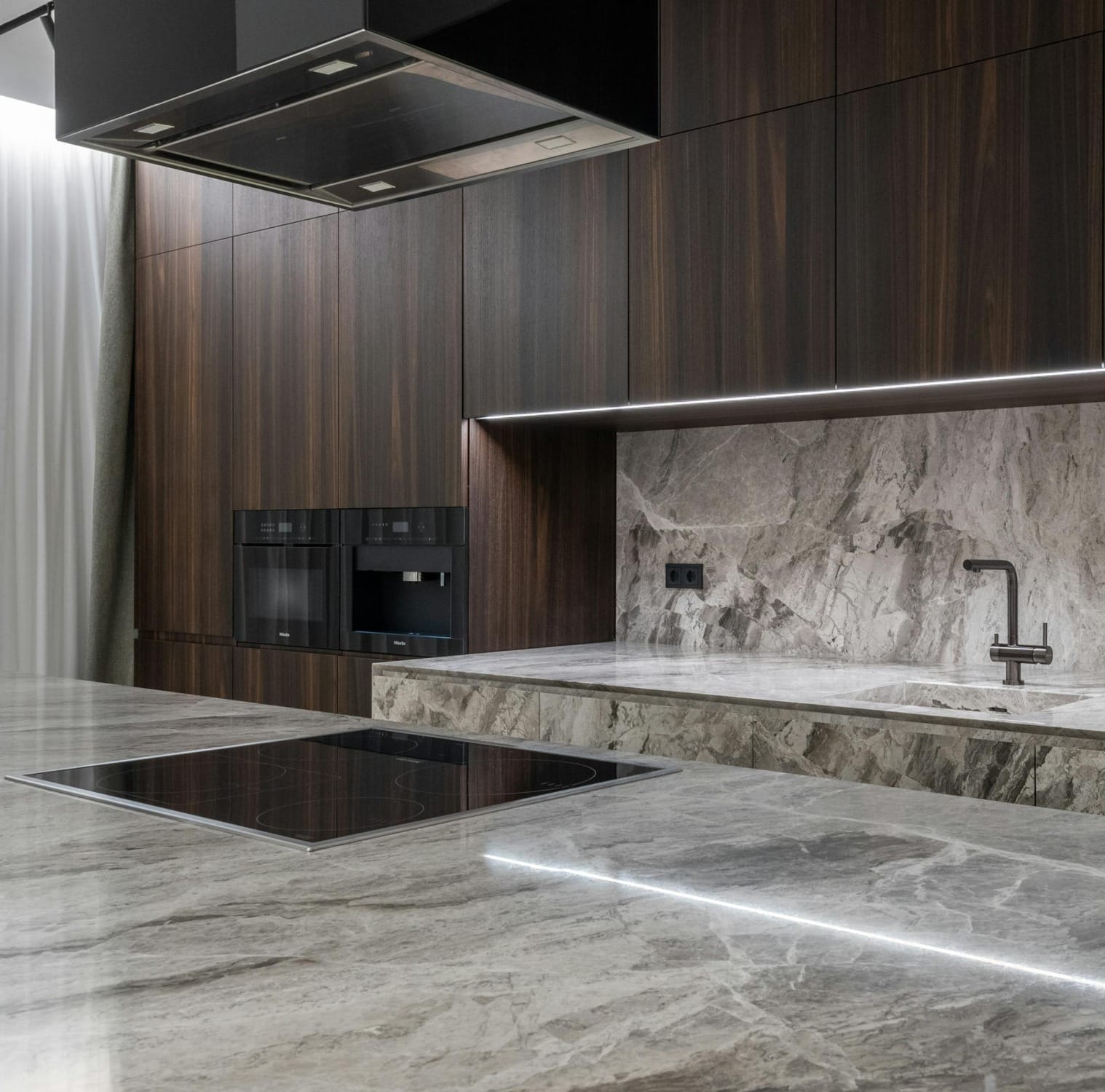 Cozinha moderna com bancada de quartzo cinza e acabamento sofisticado