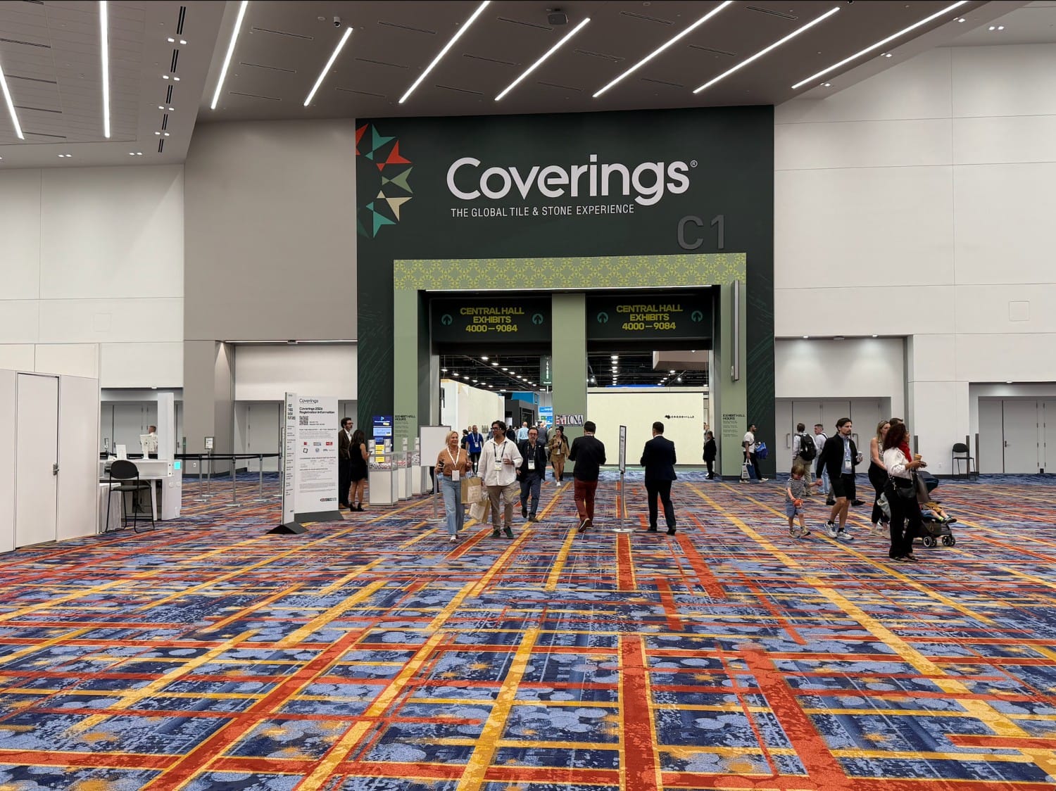 Entrada do evento Coverings, feira internacional de revestimentos, com público circulando no pavilhão de exposições