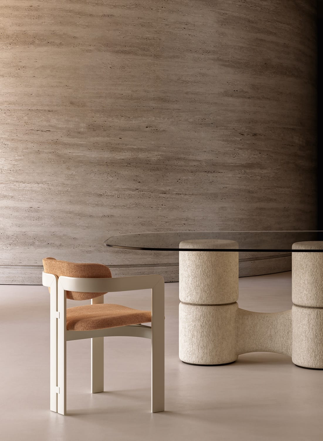 Cadeira contemporânea com estrutura clara e assento estofado ao lado de mesa de centro com base escultural e tampo de vidro, em ambiente minimalista com parede texturizada