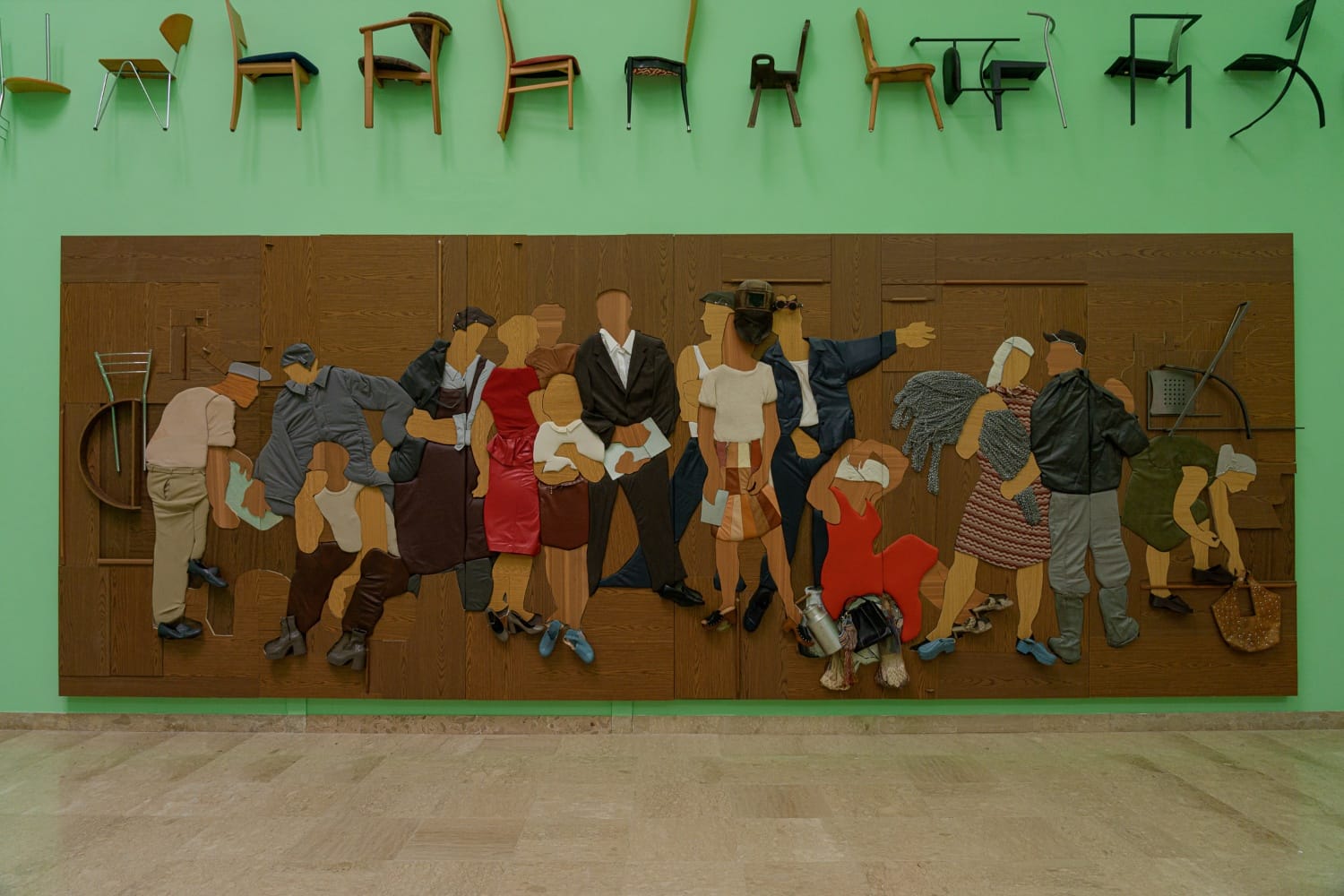 Painel com figuras humanas e cadeiras suspensas na Bienal de Veneza 2026, explorando vida cotidiana e identidade coletiva