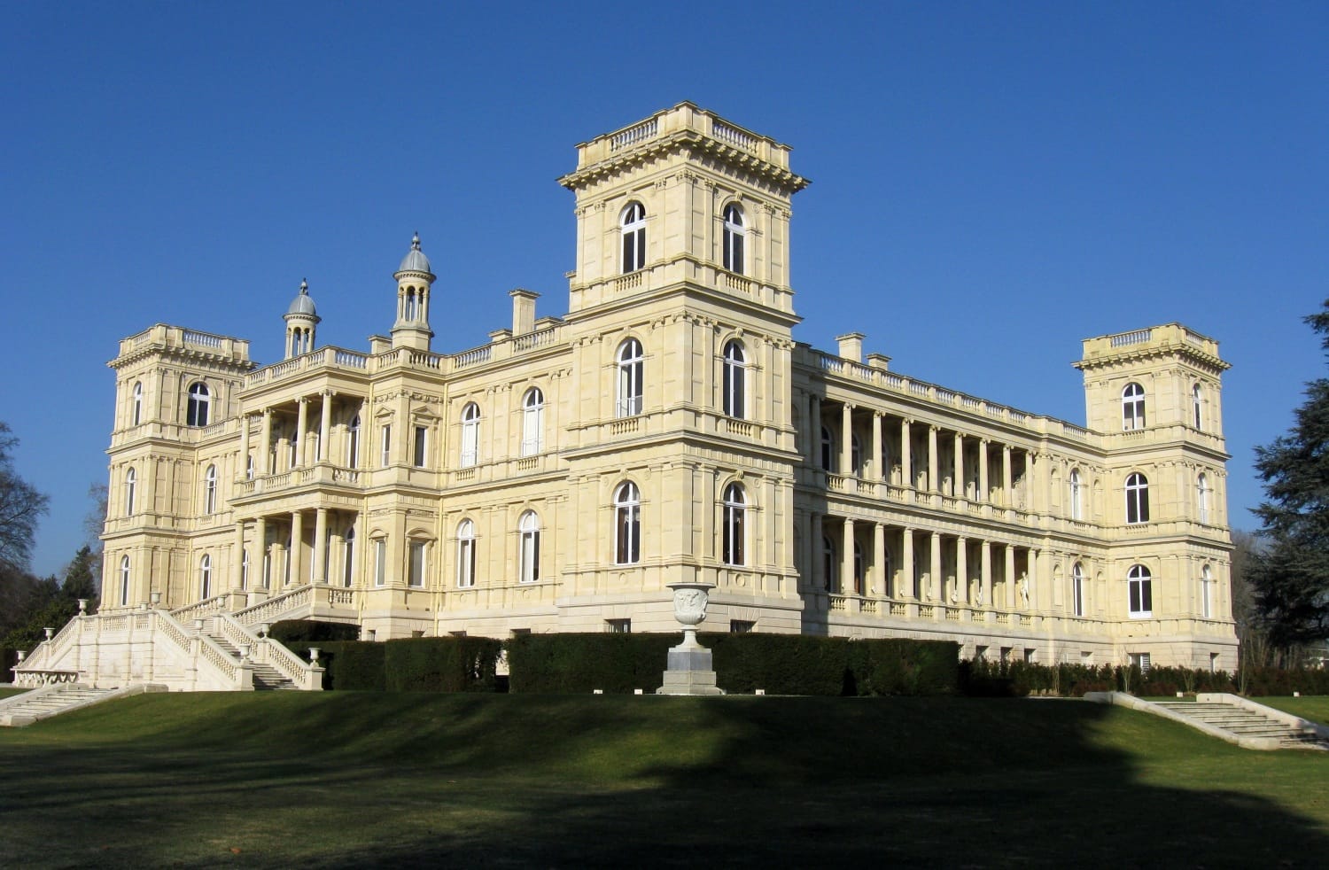 Fachada do Château de Ferrières, localizado na cidade de Ferrières-en-Brie, no departamento de Sena e Marne, na França