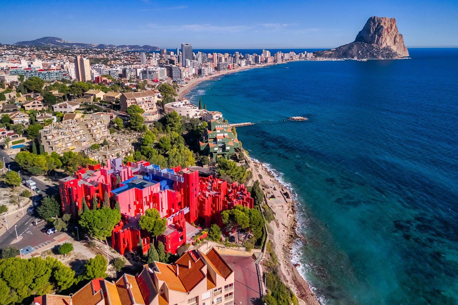 La Muralla Roja é um conjunto residencial formado por volumes geométricos interligados, onde escadas, pátios, terraços e passagens criam uma composição tridimensional inspirada nas antigas kasbahs do norte da África. As fachadas recebem diferentes tonalidades de vermelho, rosa, azul e violeta, que mudam de intensidade conforme a incidência da luz mediterrânea.