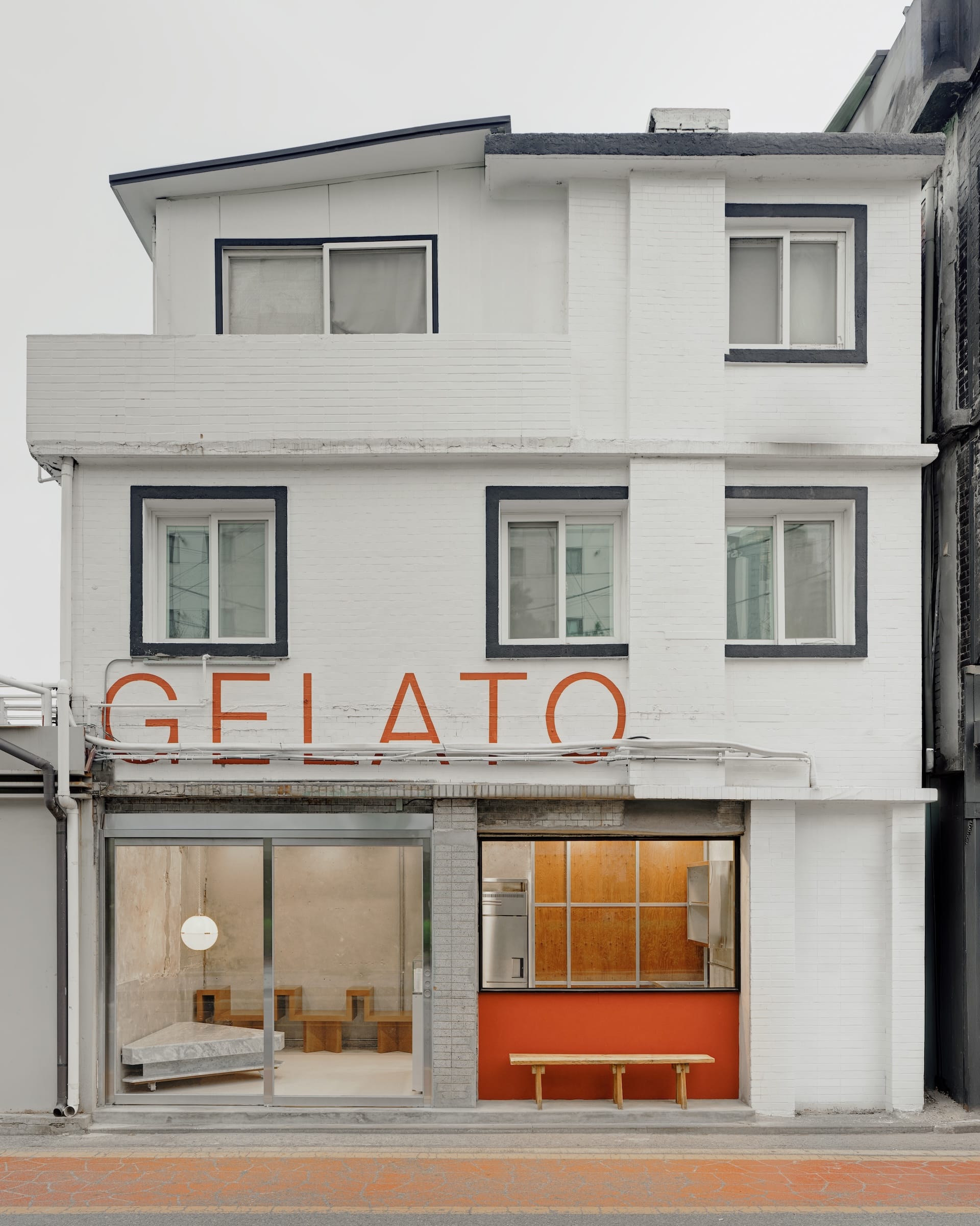 Elevação do prédio de 60 anos, com o nome GELATO pintado à mão