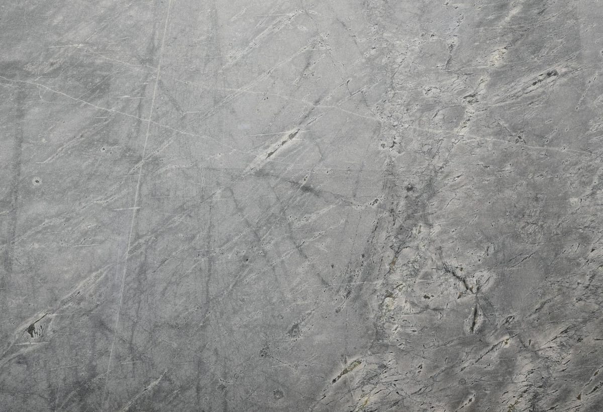 Revestimento de quartzo cinza com marcas naturais e aspecto moderno