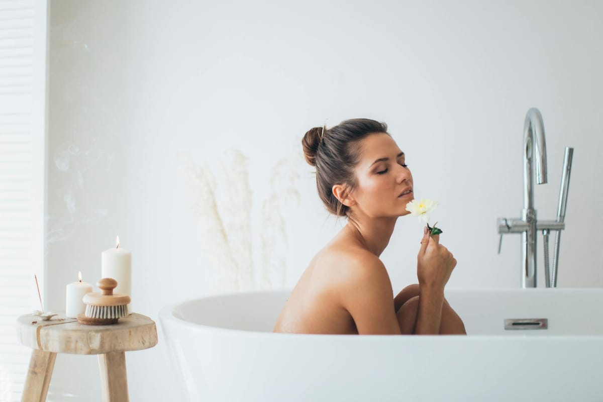 Mulher relaxando em banheira em banheiro moderno com decoração minimalista e atmosfera de spa residencial