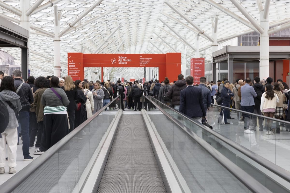 Entrada do Salone del Mobile Milano, com grande fluxo de visitantes em passarela coberta