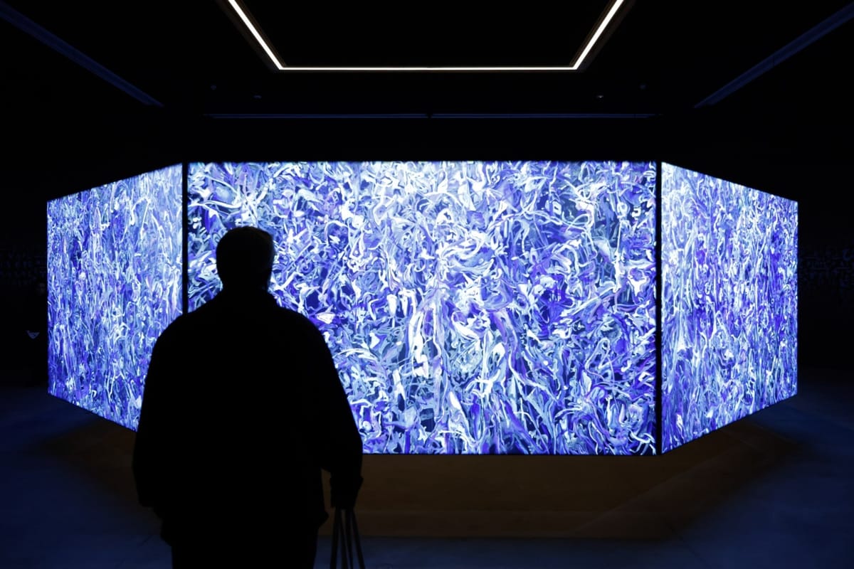 Instalação digital imersiva na Bienal de Veneza 2026 com projeções abstratas e experiência audiovisual interativa