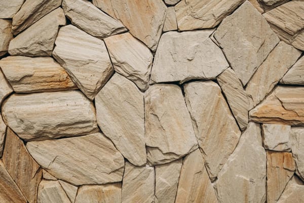 Parede revestida com pedra natural em formato irregular