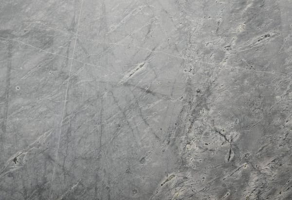 Revestimento de quartzo cinza com marcas naturais e aspecto moderno