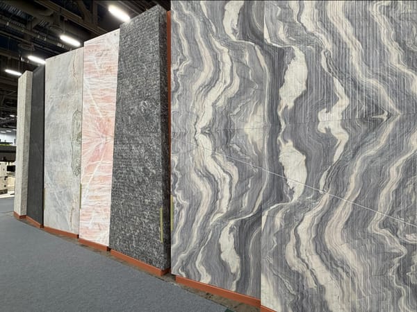 Painéis com diferentes padrões e cores expostos em evento de revestimento